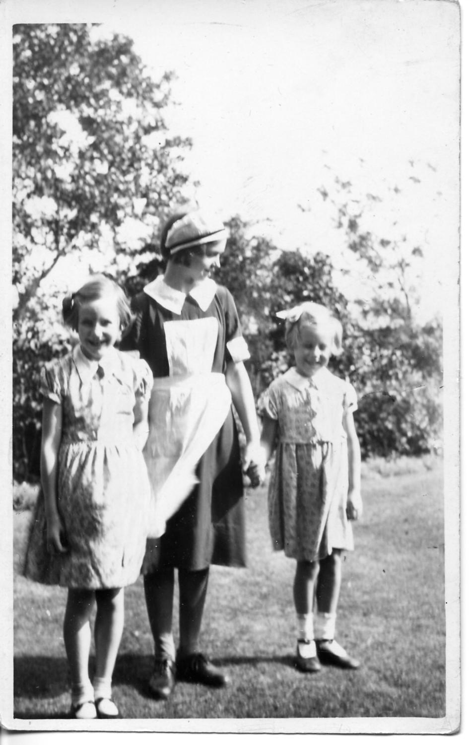 Edith Norris with Bunce girls